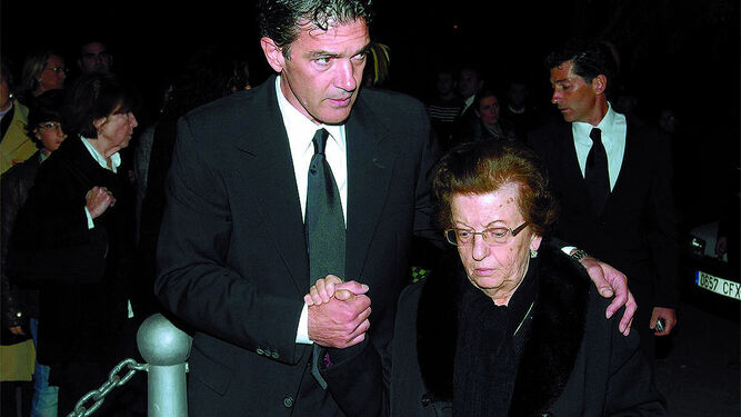 Antonio Banderas acompaña a su madre en el funeral de su padre, en 2008.