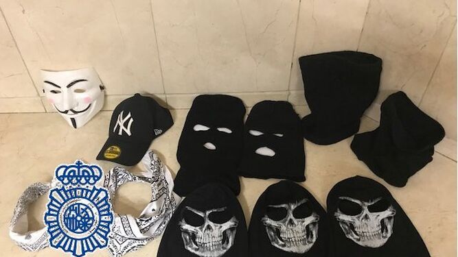 Máscaras y gorras que vestían los asaltantes para ocultar sus rostros.