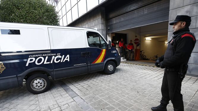 El furgón policial que ha trasladado al Palacio de Justicia de Pamplona a los acusados