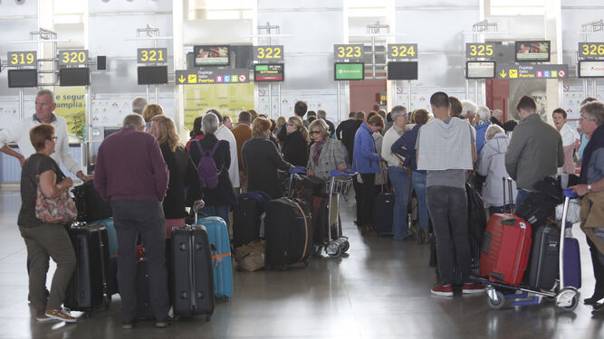 Centenares de pasajeros se disponen a facturar sus maletas