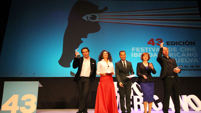 Sánchez y López saludan al final de la gala, acompañados por los presentadores del evento, los actores onubenses Luichi Macías y Dani Mantero, y la actriz Mari Paz Sayago, que les entregó los galardones.