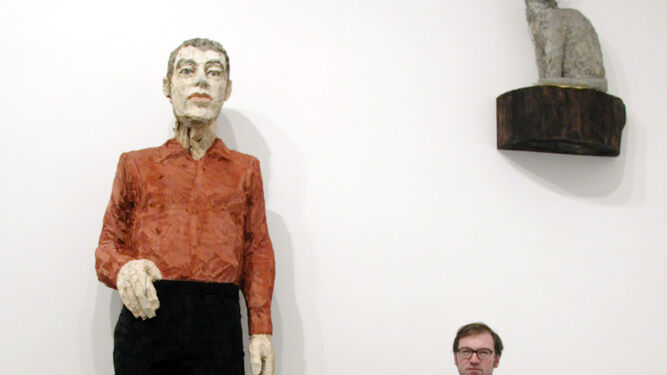 Stephan Balkenhol, junto a dos de sus esculturas.