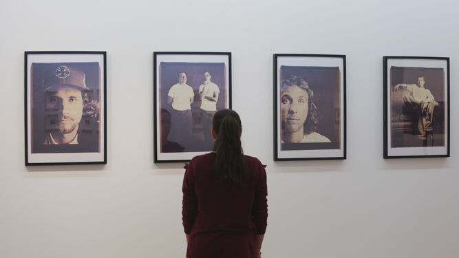 Una visitante contempla las imágenes de la exposición 'Pasado perfecto' en el Centro Cultural MVA.