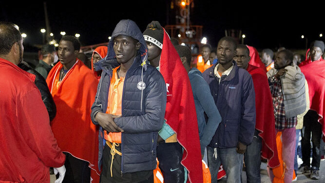 Varios inmigrantes rescatados de una patera.
