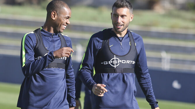 Diego Rolan y Borja Bastón bromean durante uno de los entrenamientos de esta semana.