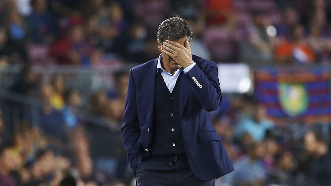 Míchel se queja de una acción en el encuentro disputado recientemente en el Camp Nou.