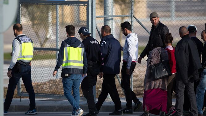 Familiares de algunos de los inmigrantes recluidos en la prisión de Archidona, ayer a su llegada al centro.