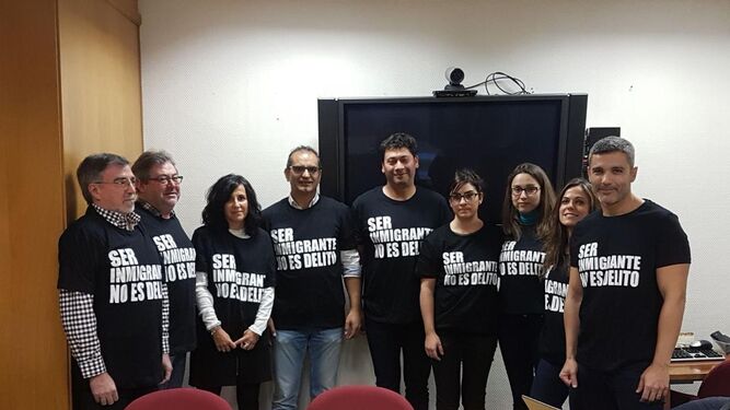 Dirigentes sindicales con camisetas alusivas a los inmigrantes en su reunión de ayer con Instituciones Penitenciarias.
