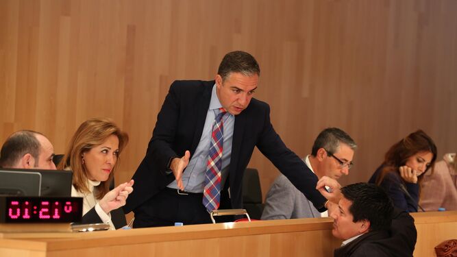 Elías Bendodo conversa con el diputado Francisco Oblaré, en el Pleno.