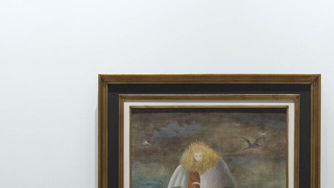 Una visitante observa 'La giganta o La guardiana de los huevos' (1947) de Leonora Carrington en la muestra del Museo Picasso 'Somos plenamente libres'.