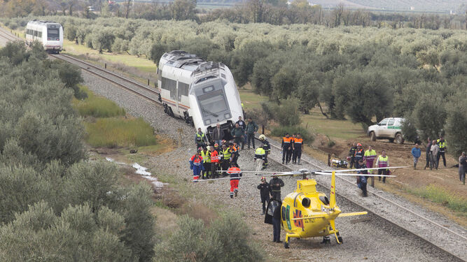 El tren descarrilado, con el helicóptero del 061, recogiendo heridos.