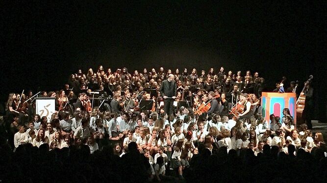 Frisina, con la orquesta, el coro y alumnos de la Fundación Victoria.