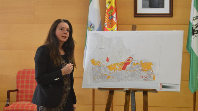 El alcalde muestra mapa urbanístico de la ciudad.