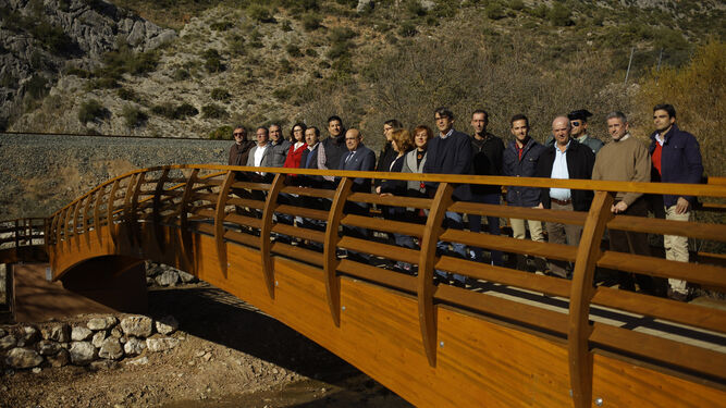 Representantes de diferentes administraciones y ayuntamientos durante la apertura del nuevo puente.