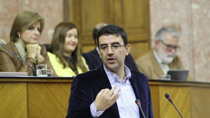 Mario Jiménez, durante una intervención en la tribuna del Parlamento.