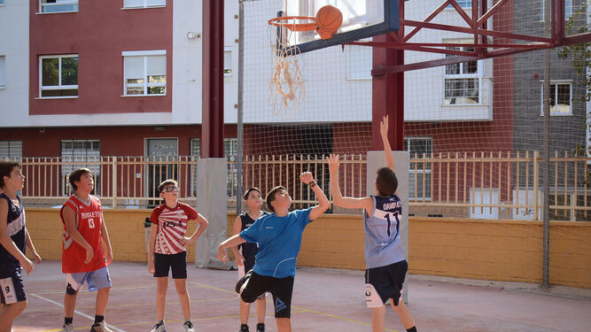 Varios alumnos juegan a baloncesto en el Lex Flavia.