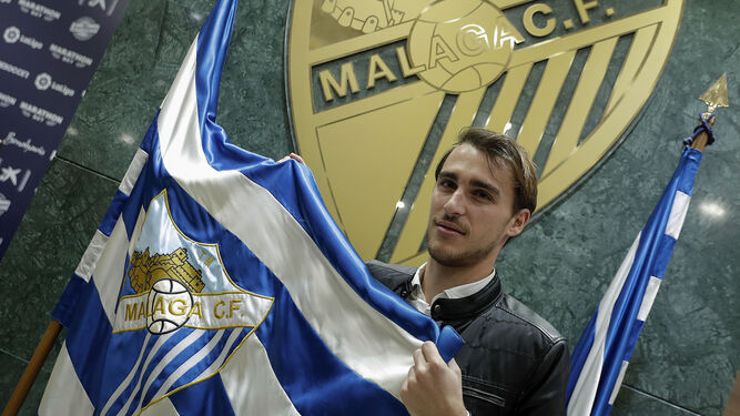 Ignasi Miquel posa con una bandera del Málaga en la sala de prensa.