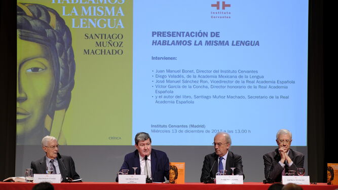 García de la Concha, Bonet, Muñoz Machado y Sánchez Ron durante el concurrido acto celebrado en la sede central del Cervantes.