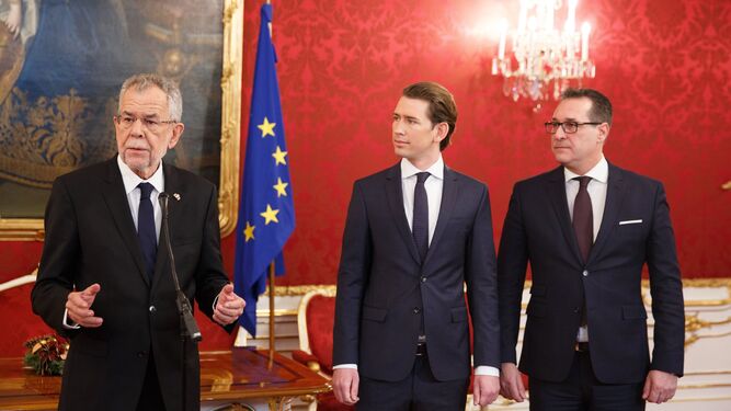 El presidente austríaco atiende a la prensa tras reunirse con el jefe de los populares y futuro canciller, Sebastian Kurz, y el líder del euroescéptico FPÖ, Heinz-Christian Strache.