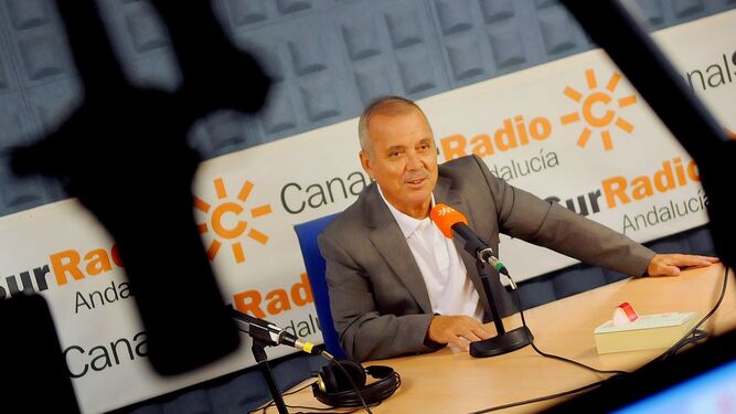 Tom Martín Benítez, conductor del veterano matinal de Canal Sur Radio.