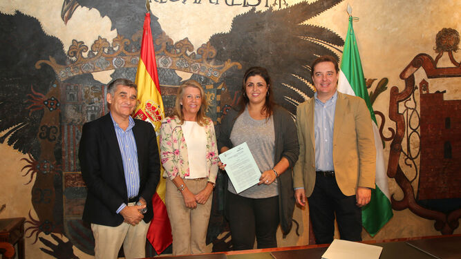 La alcaldesa y representantes de Aspandem tras la firma del acuerdo.