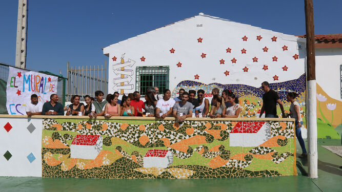 Graduados en Secundaria delante del recién creado mural de las estrellas, en 2015.