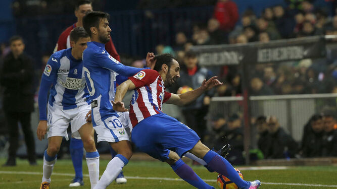 Bueno lucha con Juanfran en un partido entre el Atlético y el Leganés.