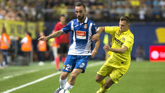 Sergi Darder pugna con Cheryshev en el partido entre el Villarreal y el Espanyol de la jornada 6.