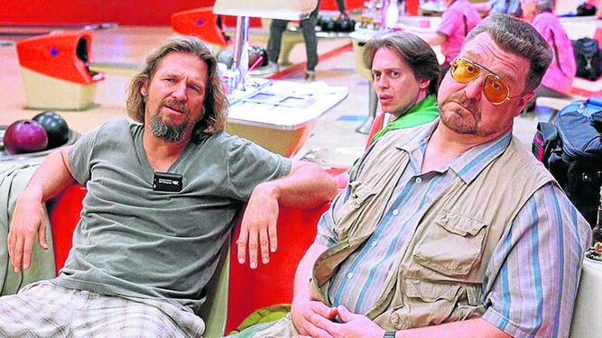 1. Jeff Bridges, Steve Buscemi  y John Goodman, en la bolera de 'El gran Lebowski' (1998). 2. Javier Bardem, en 'No es país para viejos' (2007). 3. Frances McDormand, en 'Fargo (1996).  4. Nicolas Cage, protagonista  de 'Arizona Baby' (1987).