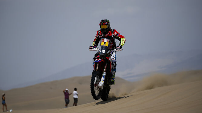 El piloto español Joan Barreda, durante la etapa del rally Dakar disputada entre las localidades peruanas de Lima y Pisco.