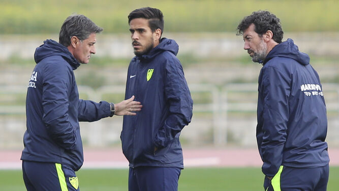 El entrenador del Málaga, Míchel, dialoga con el capitán, Recio, ante la mirada de Mandiá.
