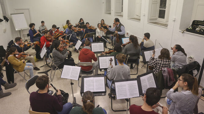 Los músicos de la Joven Orquesta Barroca de Andalucía atienden a las instrucciones del director, ayer, en La Térmica.