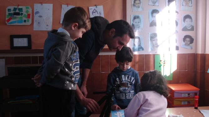 Samuel Ruiz junto a tres de sus alumnos en el CEIP Los Morales.