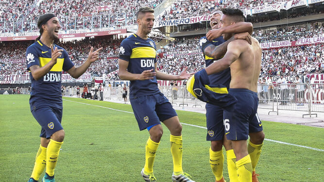 Centurión se abraza con Tévez en la celebración de un gol a River Plate en un partido con Boca Juniors.