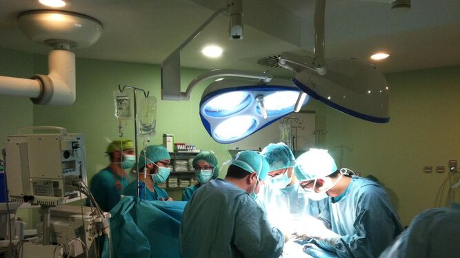Un equipo quirúrgico del Regional durante un trasplante renal.