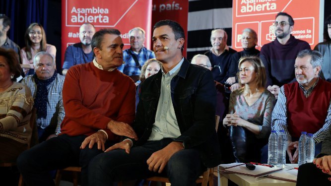 Pedro Sánchez conversa con el portavoz adjunto del grupo socialista en la Asamblea regional, José Manuel Franco.