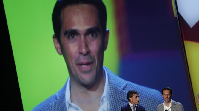 Contador habla con Pedro Delgado al lado.