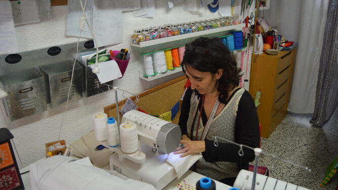 Sonia Lekuona, presidenta de la Asociación de Artesanos de Mijas, en su taller en Mijas Pueblo.