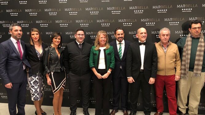 La alcaldesa de Marbella y el chef Dani García, ayer con otro grupo de invitados.