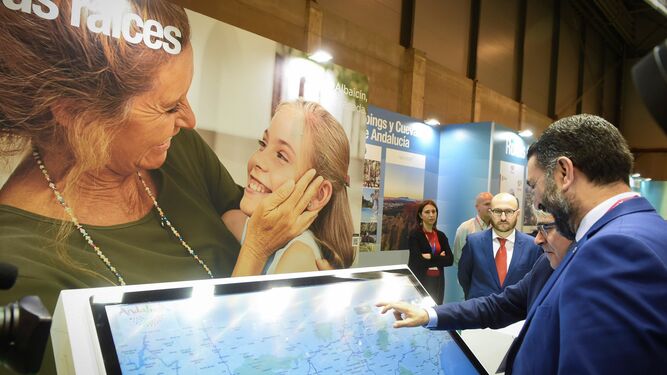 El consejero de Turismo observa el plano con los 170 productos elegidos en Andalucia.
