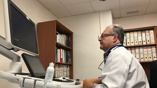 El jefe de Cardiología Infantil del Materno, Juan Ignacio Zabala, trabajando con el nuevo equipo.