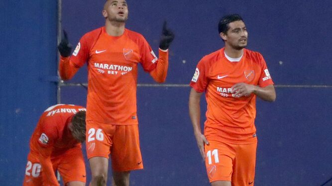 En-Nesyri celebra su gol al Eibar junto a Chory Castro.