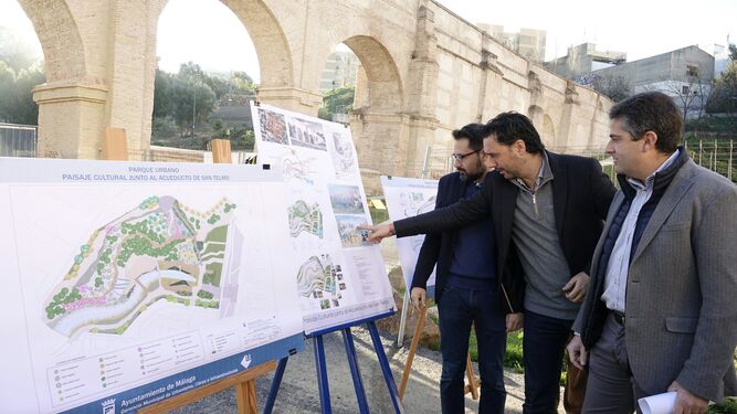 Pomares, Jiménez y Conde observan los planos del parque.