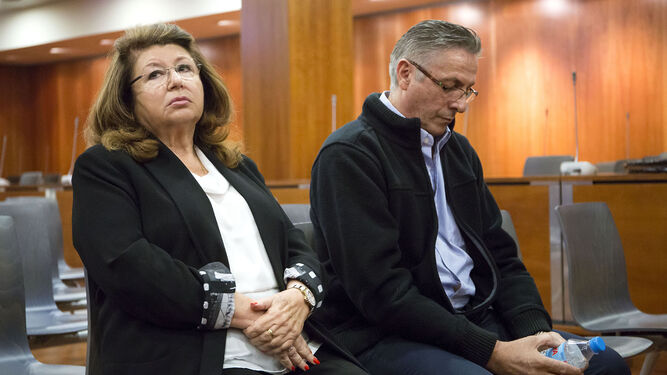 El ex empleado de Parque Animal condenado, junto a la ex directora durante el juicio.