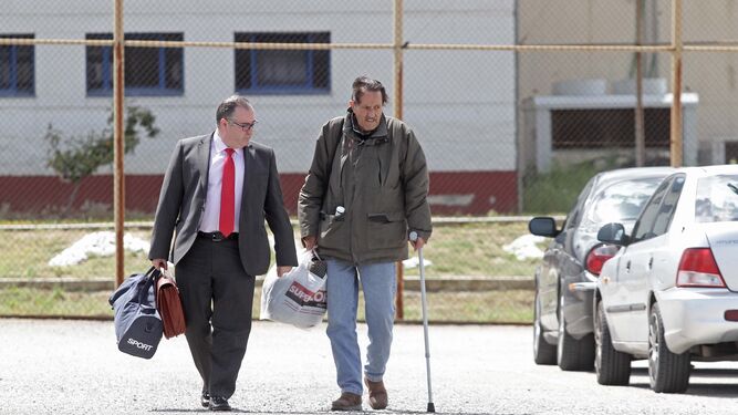 Imagen de archivo de Julián Muñoz, a la derecha, junto a su abogado, a la salida del CIS de Algeciras.