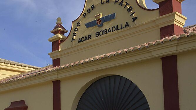 Entrada a las instalaciones del cuartel de Bobadilla.