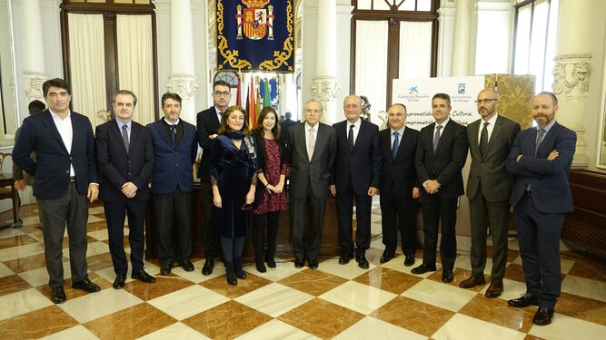 Isidro Fainé y Francisco de la Torre, en el centro, junto a diversas autoridades, ayer, en el Ayuntamiento, tras la firma del convenio.