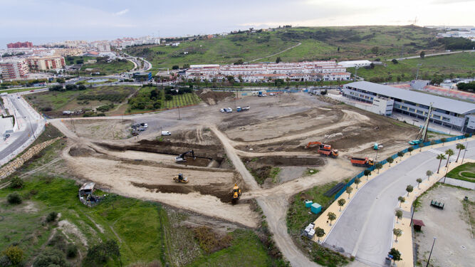 Movimientos de tierra en la parcela en la que se construirá el estadio de atletismo.