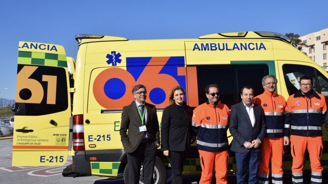 Los delegados de Salud y del Gobierno, con los responsables del 061 en Málaga.