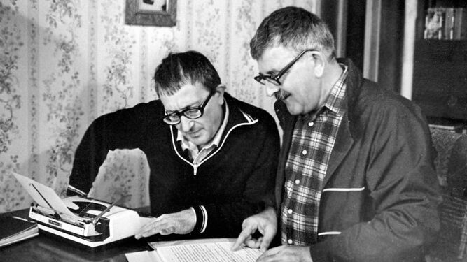 Arkadi (1925-1991) y Borís Strugatski (1933-2012), en plena escritura compartida.